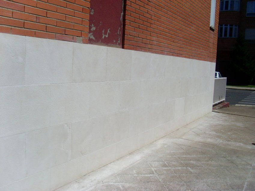 zocalo caliza blanca abujardada