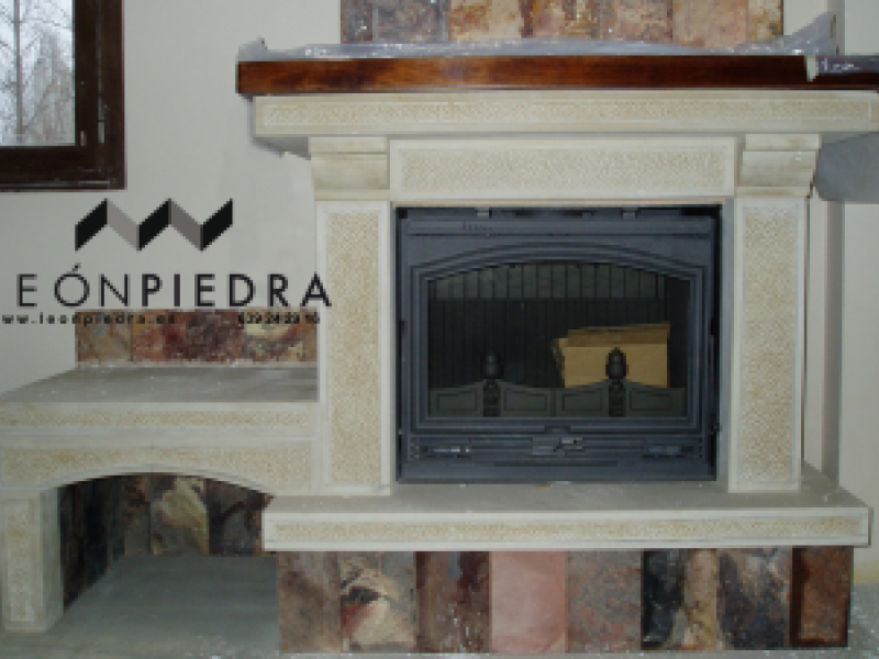 Chimenea en piedra con mesa