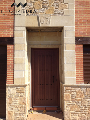 Entrada vivienda piedra