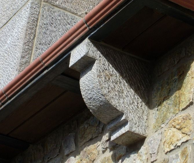 Detalle soporte balcón en piedra