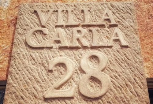 Labrados y escudos en piedra