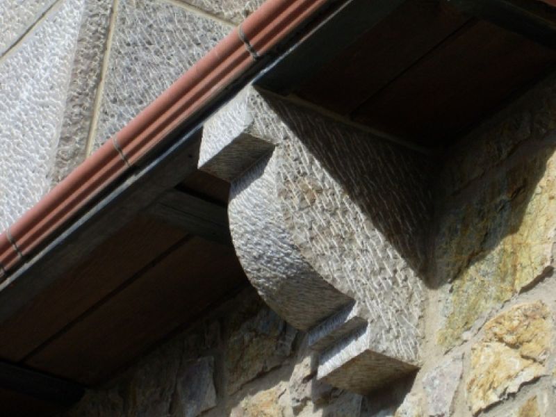 Detalle soporte balcón en piedra