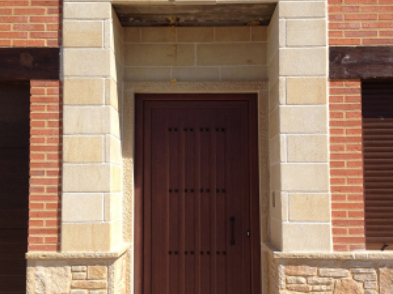 Entrada vivienda piedra