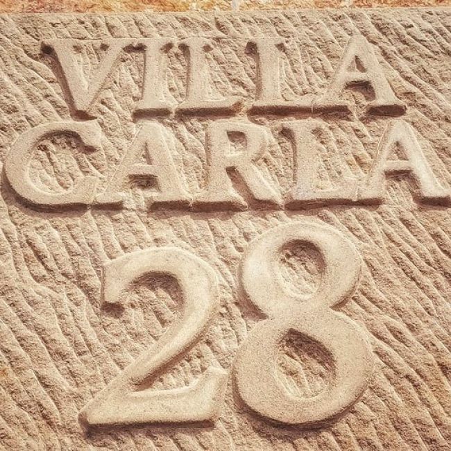 Labrados y escudos en piedra