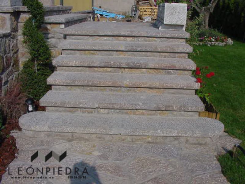 Escalera piedra caliza