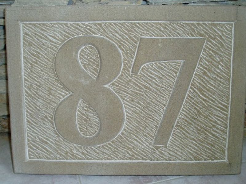 Número vivienda labrado en piedra