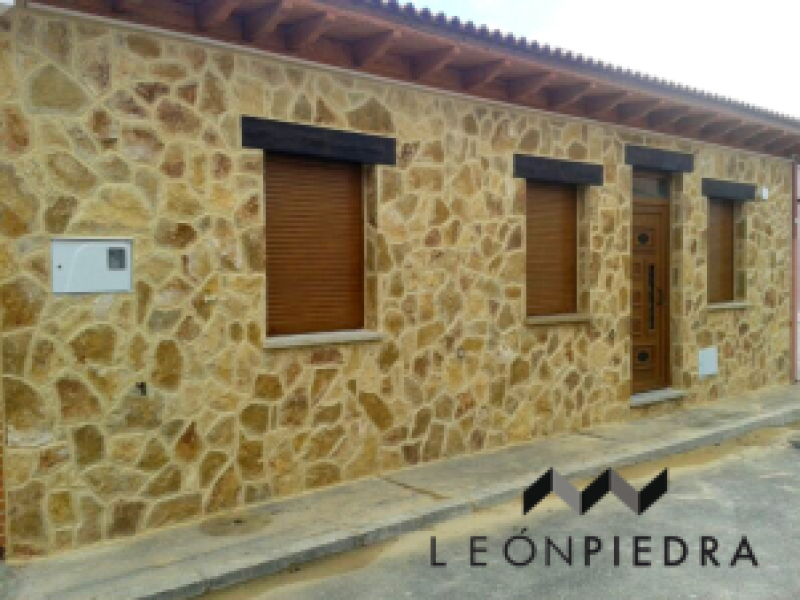 Fachada forrada en piedra