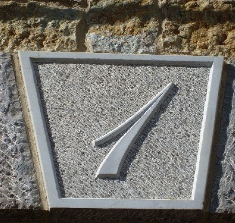 Detalle piedra número vivienda original